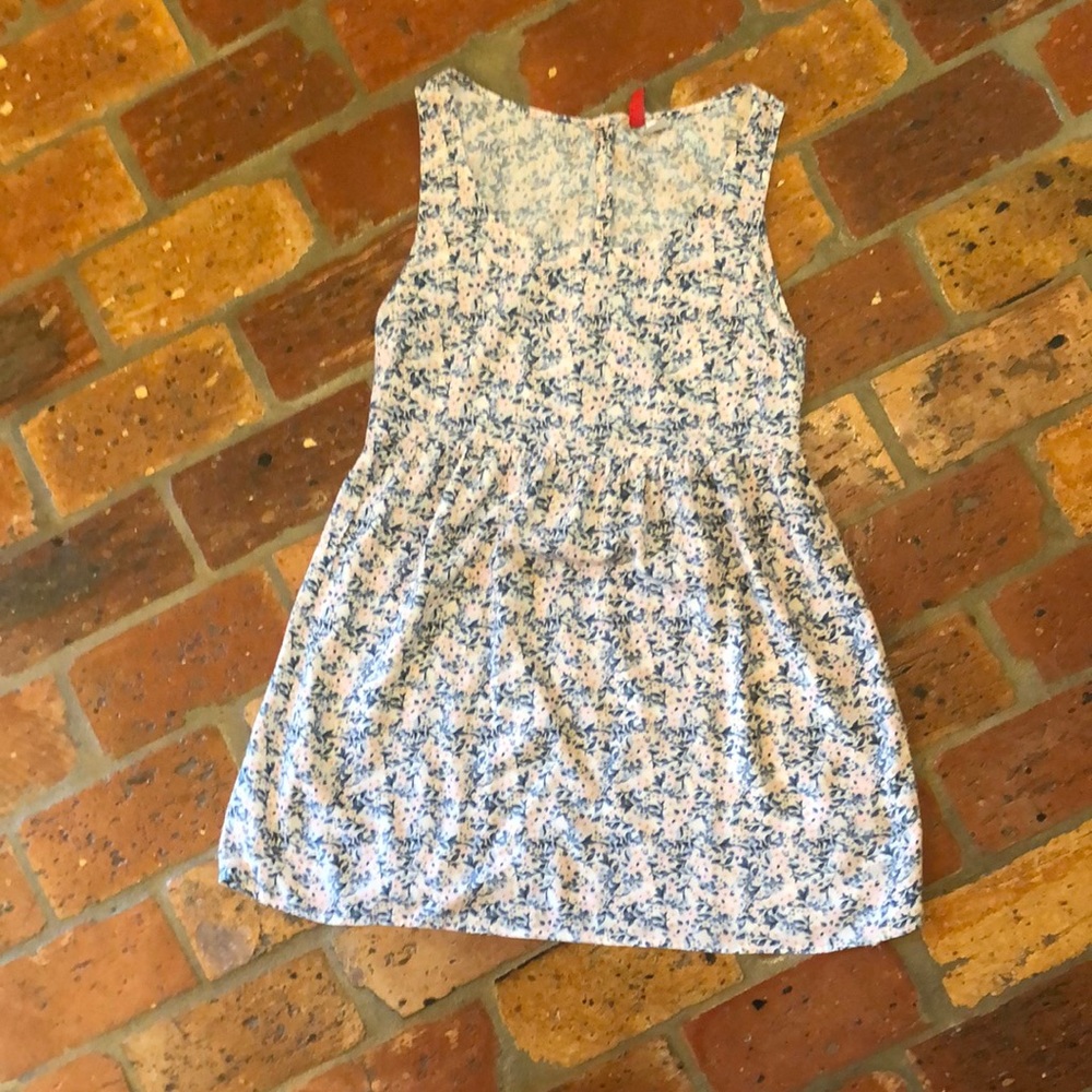 Divided sleeveless dress